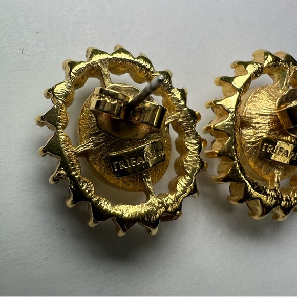 Trifari Sparkling Rhinestone Earrings Clip On Faceted Glass Round Studs Signed - Picture 4 of 4